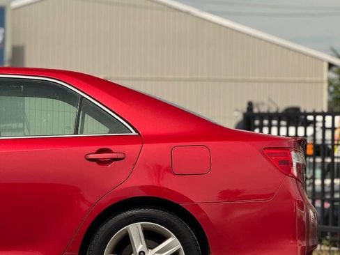 Used 2014 Toyota Camry SE w/ Moonroof Package FWD image 17