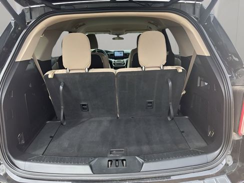 Used 2021 Ford Explorer XLT image 11