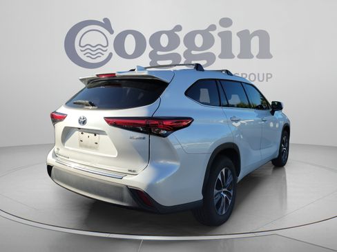 Used 2022 Toyota Highlander XLE FWD image 4