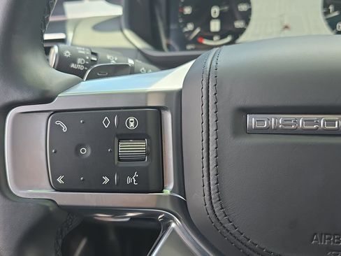 Used 2025 Land Rover Discovery Metropolitan Edition image 19