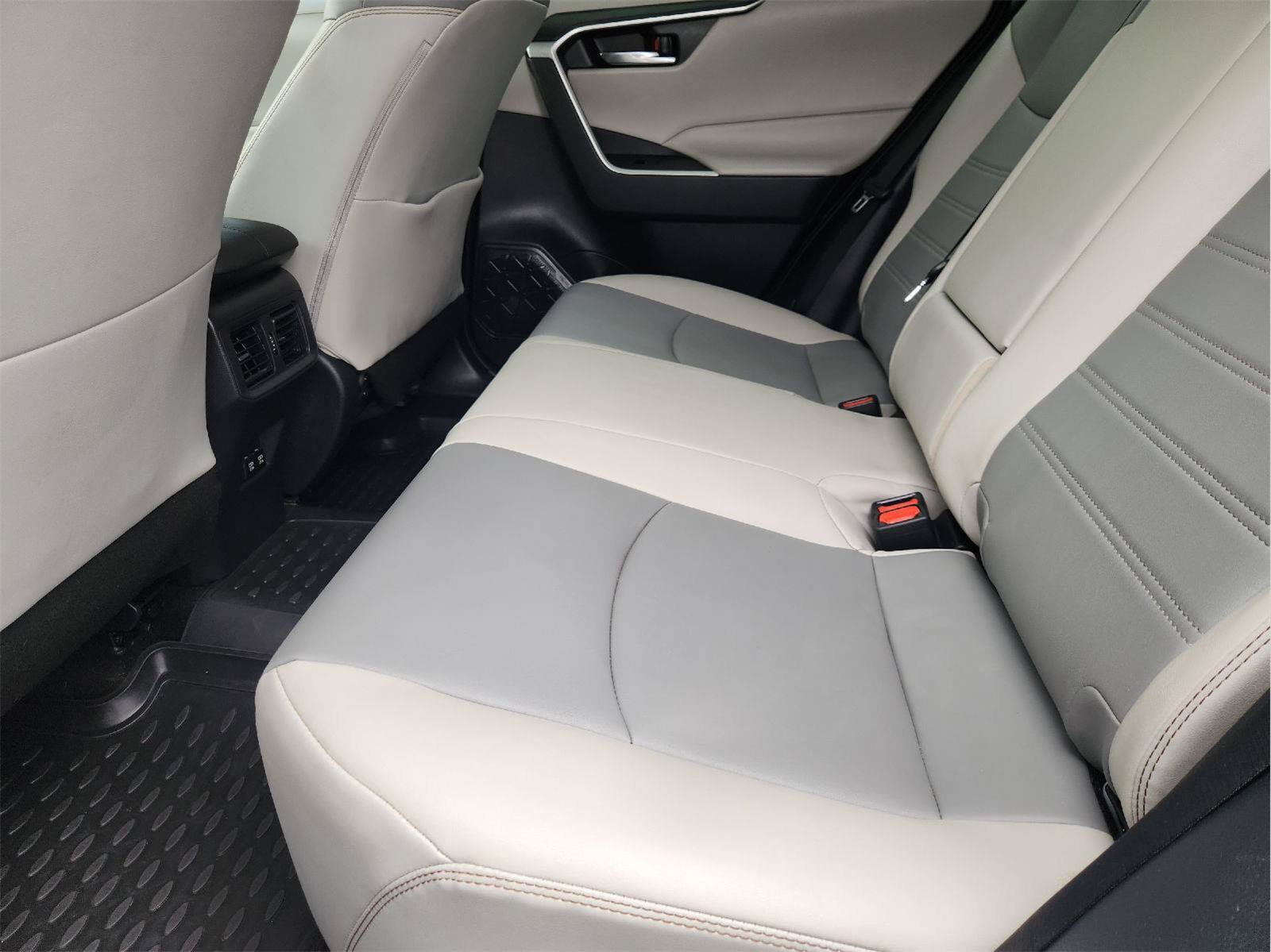 Used 2020 Toyota RAV4 XLE Premium FWD image 30
