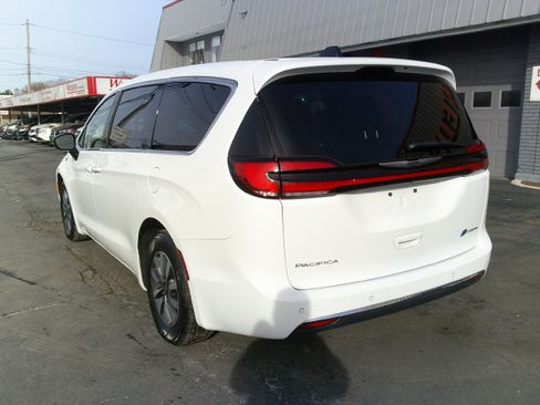 Used 2024 Chrysler Pacifica Select image 5