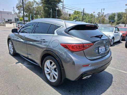 Used 2017 INFINITI QX30 Premium w/ Cargo Package FWD image 4