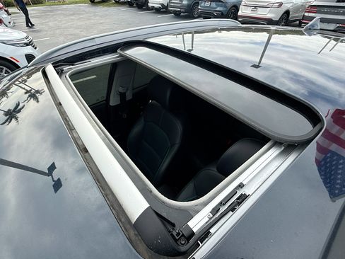 Used 2022 Kia Niro EX Premium w/ Cold Weather Package image 15