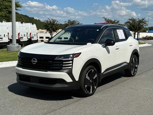 Used 2025 Nissan Kicks SR w/ SR Premium Package FWD image 9