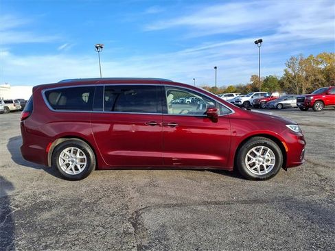 Used 2021 Chrysler Pacifica Touring-L image 8