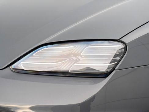 Certified 2025 Porsche Macan Electric image 30