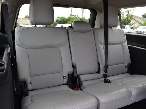 Certified 2025 Ford Expedition Max Platinum w/ Driver's Package AWD/4WD image 30