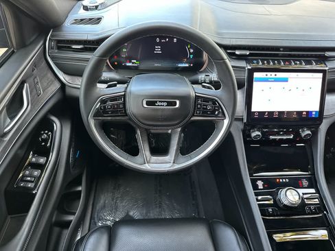 Used 2023 Jeep Grand Cherokee Overland w/ Luxury Tech Group IV AWD/4WD image 14