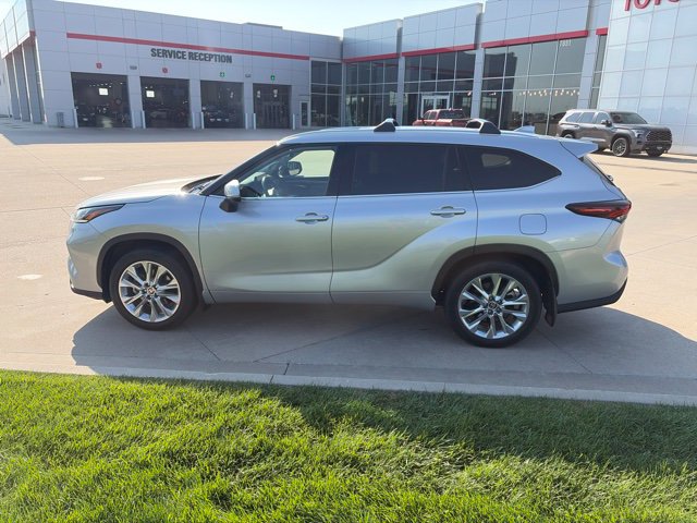 Used 2024 Toyota Highlander Limited AWD/4WD image 7