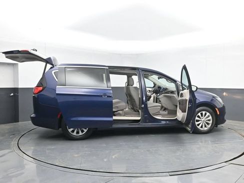 Used 2017 Chrysler Pacifica Touring w/ Tire & Wheel Group FWD image 53