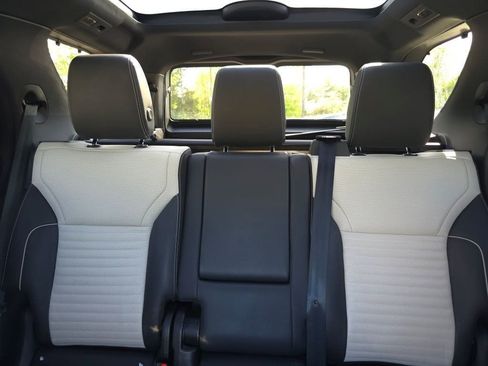 Used 2023 Land Rover Discovery HSE R-Dynamic AWD/4WD image 30