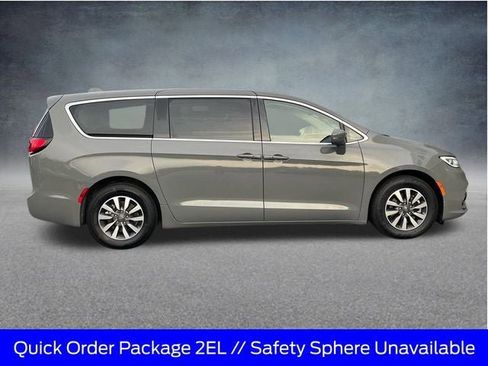 Used 2022 Chrysler Pacifica Touring-L image 3