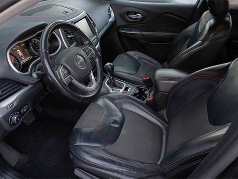 Used 2016 Jeep Cherokee Trailhawk image 2