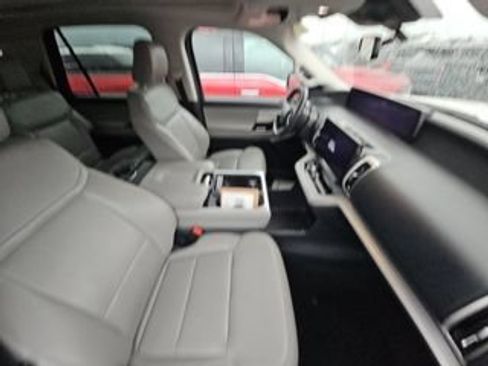 Used 2025 Ford Expedition Active AWD/4WD image 9