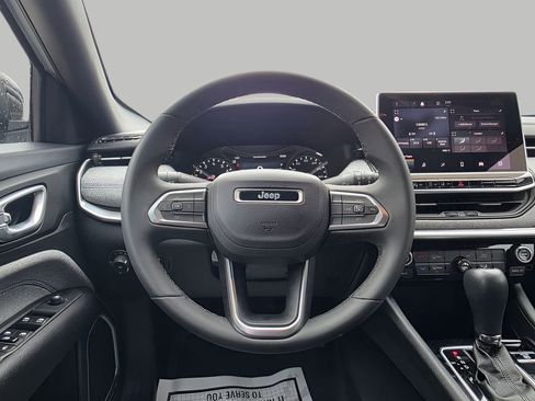 Used 2024 Jeep Compass Latitude image 17