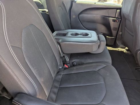 Used 2020 Chrysler Pacifica Touring w/ S Appearance Package FWD image 13