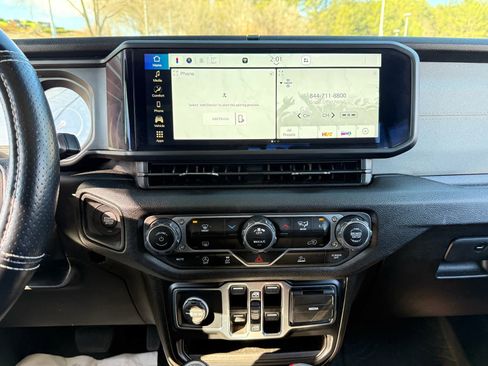 Used 2025 Jeep Gladiator Sport image 18