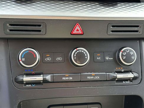 Used 2023 Kia Carnival LX image 19