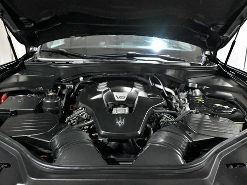 Used 2017 Maserati Levante w/ Luxury Package image 8