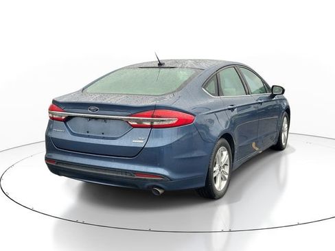 Used 2018 Ford Fusion SE w/ Fusion SE Technology Package FWD image 3