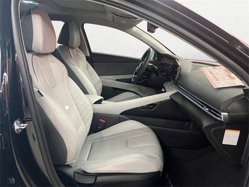 Certified 2025 Hyundai Elantra Limited image 25