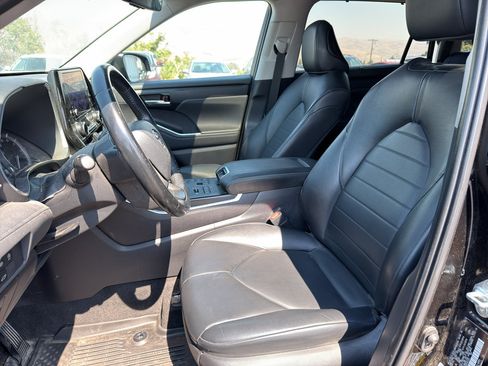 Used 2023 Toyota Highlander XLE AWD/4WD image 2