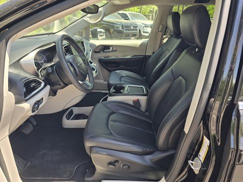 Used 2024 Chrysler Pacifica Touring-L image 12