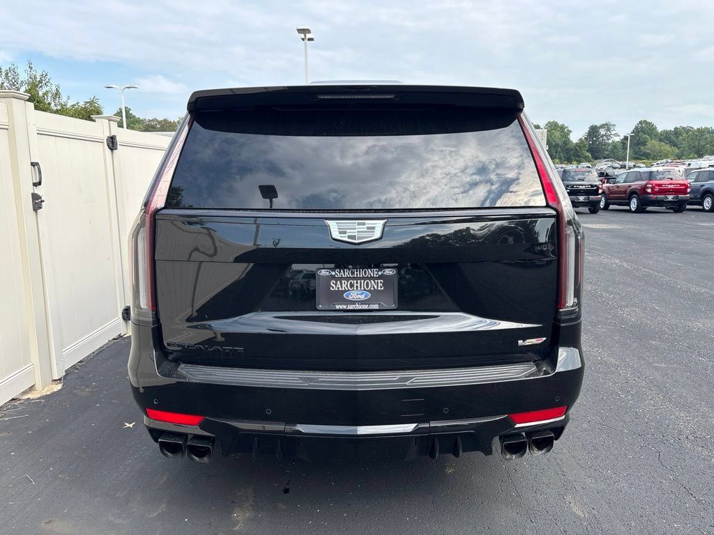 Used 2024 Cadillac Escalade ESV V w/ LPO, ONYX Package AWD/4WD image 4