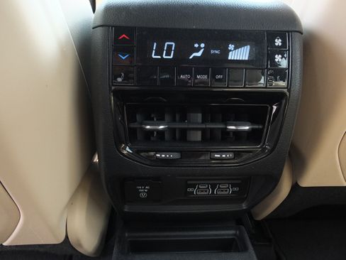 Used 2023 Jeep Grand Cherokee L Limited AWD/4WD image 18