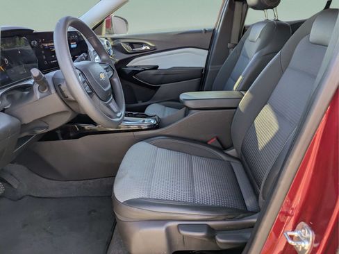 Used 2025 Chevrolet Trax LT FWD image 16