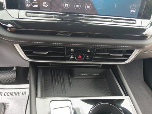Used 2025 Volkswagen Atlas Cross Sport SE FWD image 16