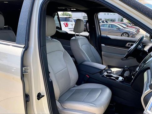 Used 2018 Ford Explorer Limited w/ Equipment Group 301A AWD/4WD image 30
