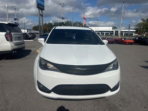 Used 2019 Chrysler Pacifica Touring-L w/ S Appearance Package image 2