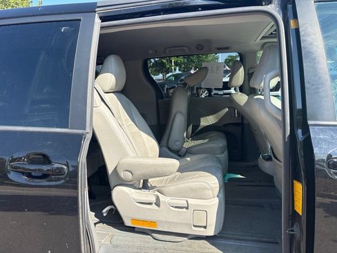 Used 2011 Toyota Sienna XLE AWD/4WD image 21