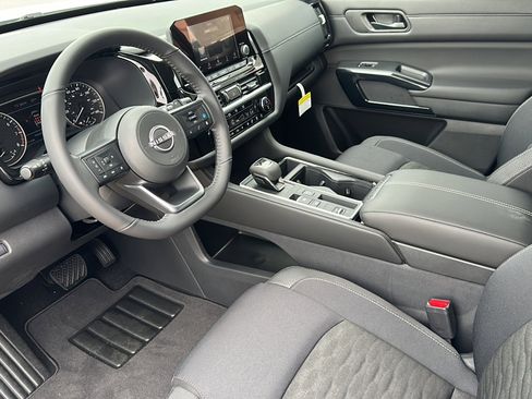 New 2025 Nissan Pathfinder SV image 9