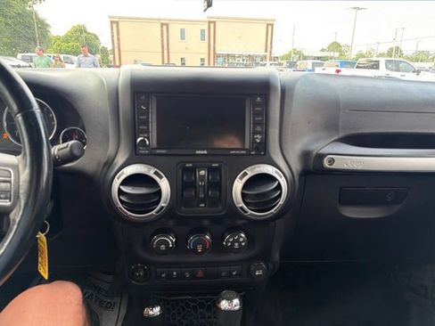 Used 2015 Jeep Wrangler Unlimited Rubicon w/ Connectivity Group AWD/4WD image 17