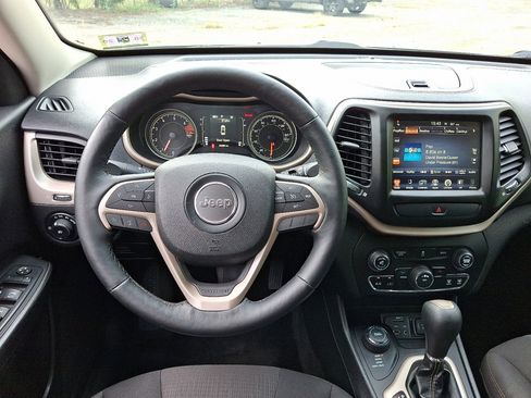 Used 2017 Jeep Cherokee Latitude w/ Cold Weather Group image 22