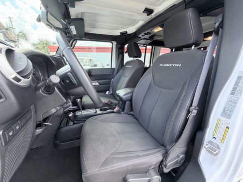 Used 2017 Jeep Wrangler Unlimited Rubicon w/ Connectivity Group AWD/4WD image 12