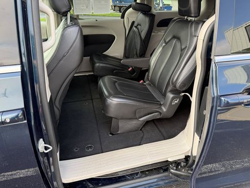 Used 2023 Chrysler Pacifica Touring-L FWD image 21