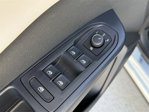 New 2026 Volkswagen Taos SE image 11