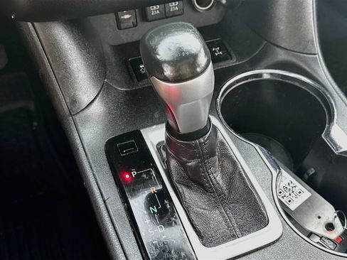 Used 2019 Toyota Highlander XLE w/ Carpet Mat Package (TMS) AWD/4WD image 16