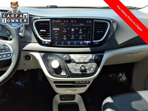 Used 2024 Chrysler Pacifica Touring-L FWD image 12