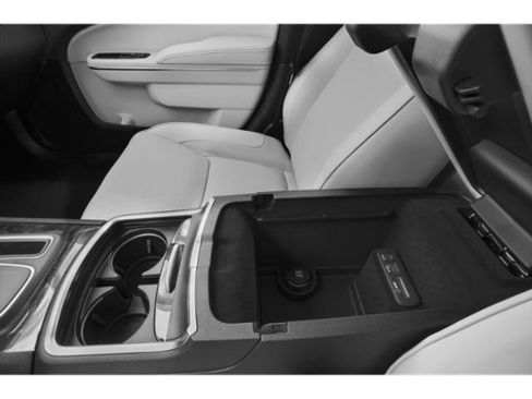 Used 2015 Chrysler 300 C w/ Light Group RWD image 18