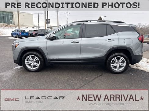 Used 2024 GMC Terrain SLE w/ Driver Convenience Package image 2