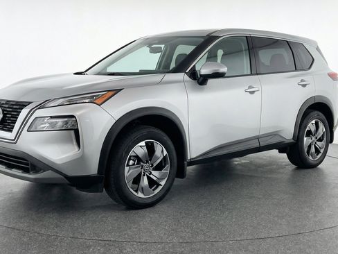 Used 2025 Nissan Rogue SV image 3