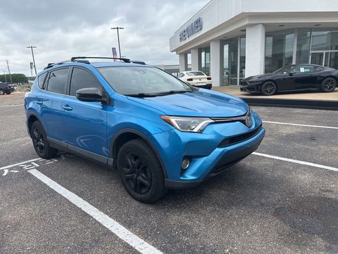 Used 2018 Toyota RAV4 LE FWD image 1
