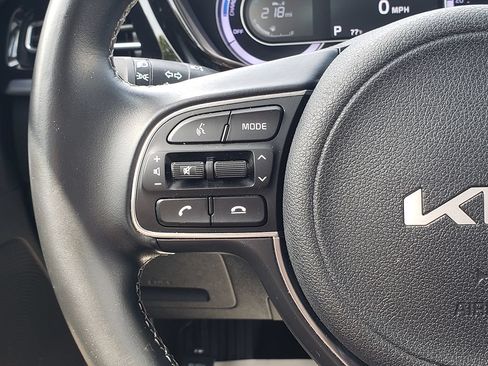 Used 2022 Kia Niro LXS FWD image 24