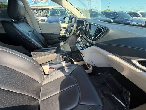 Used 2023 Chrysler Pacifica Touring-L FWD image 25