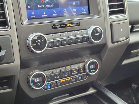 Used 2020 Ford Expedition XLT w/ Equipment Group 202A AWD/4WD image 20